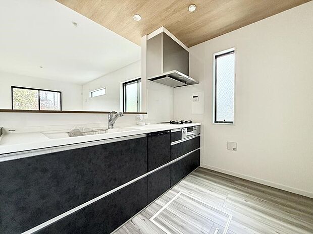 【ダイニングキッチン】小窓があるので、明るさと開放感たっぷりなキッチン！  