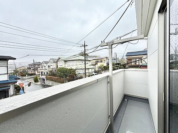【バルコニー】お洗濯物がよく乾く陽当たり良好のバルコニーです！