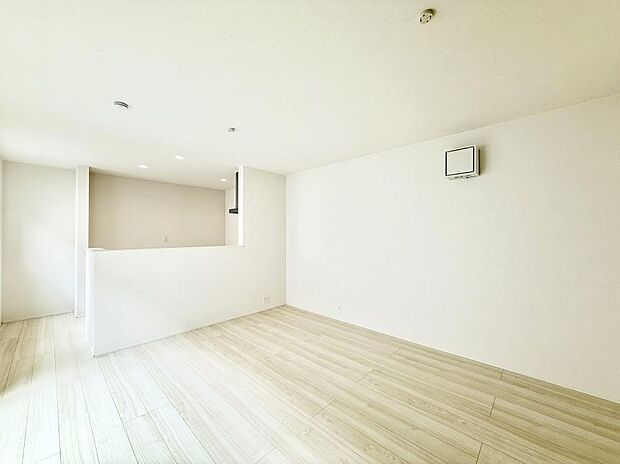 【ダイニング】白を基調としたリビングはどんなインテリアにもマッチします  