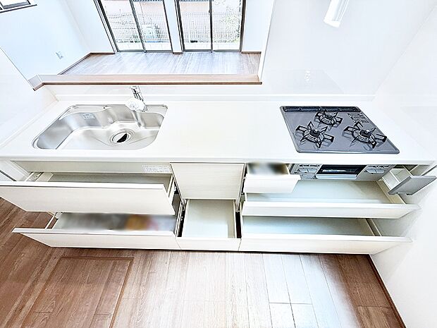 【キッチン】収納力豊富なシステムキッチンです！