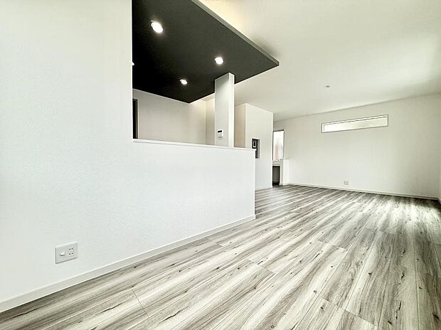 【リビングダイニング】ここにいる時間が一番長いから　やっぱりリビングは明るい方がいいですよね  