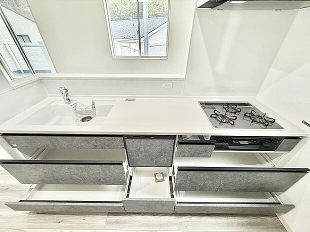 【キッチン】収納力豊富なシステムキッチンです！