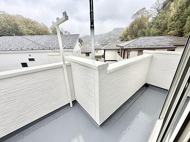 【バルコニー】お洗濯物がよく乾く陽当たり良好のバルコニーです！