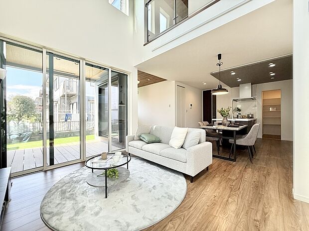 【リビング】■上部が吹抜で開放感と明るさ良好のリビングです！  