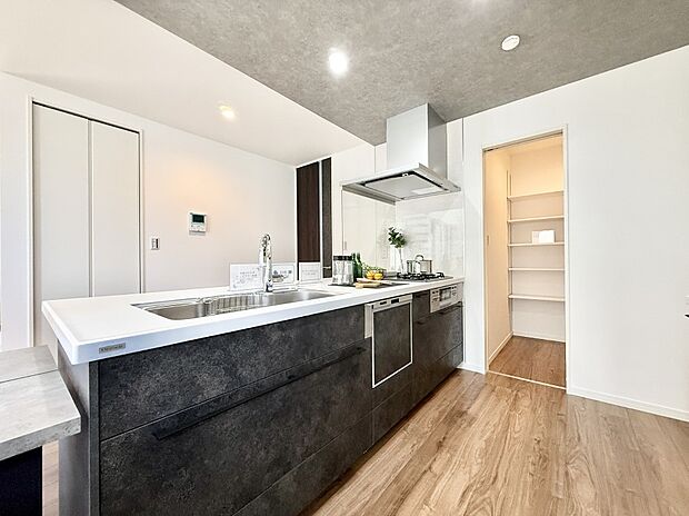 【ダイニングキッチン】■パントリー付き！料理がもっと楽しくなる、快適なキッチン空間