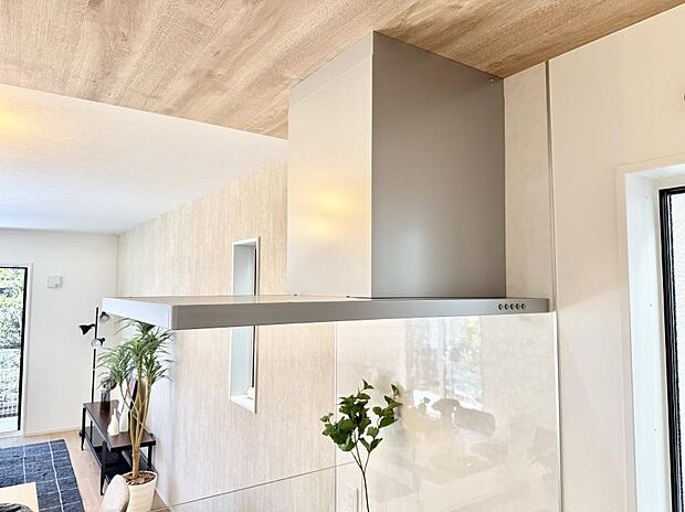 【レンジフード】■調理時の蒸気や匂いが換気扇に誘導され、効率的に排煙ができます。