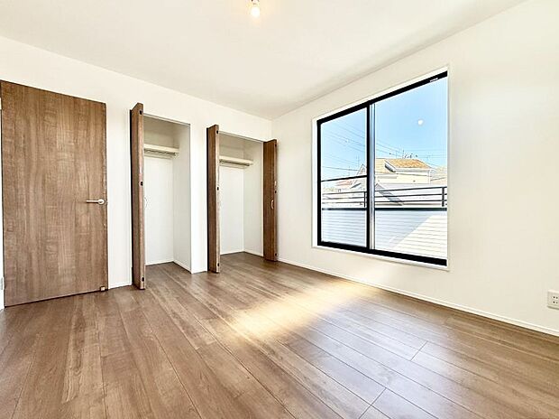 【洋室】大きな窓は開放感があり、明るさ通風バッチリです