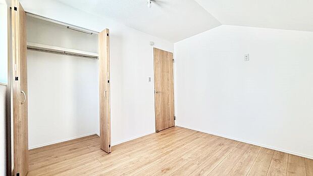 【洋室】広いクローゼット、収納は多い方が嬉しいですね！