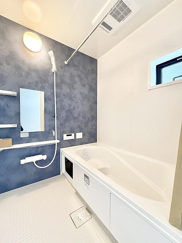 【浴室】落ち着いた色合いの壁面、ゆっくり、ゆったり寛げるバスルーム。  