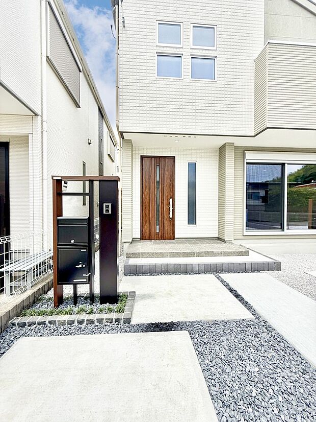 【玄関】■ 家族とゲストをやさしく迎える、心温まる玄関
