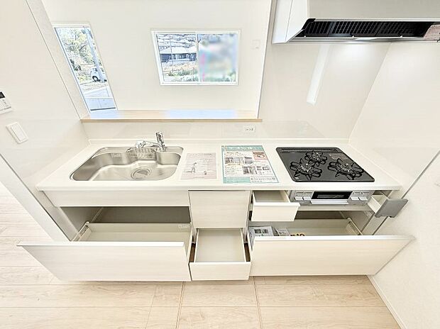 【キッチン】収納力豊富なシステムキッチンです！