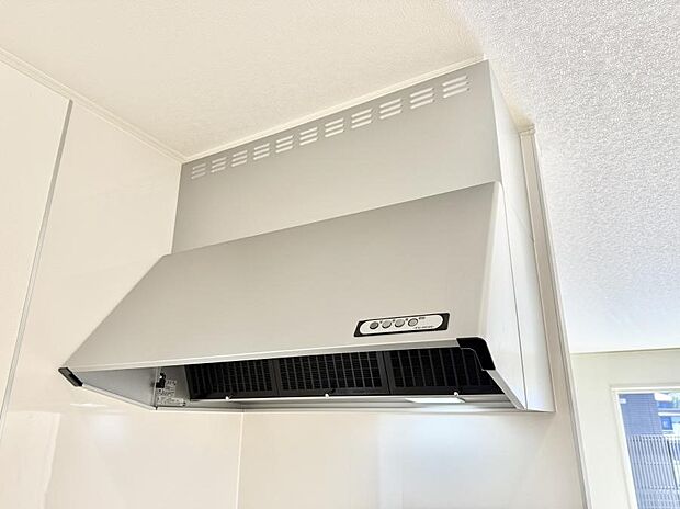 【レンジフード】■調理時の蒸気や匂いが換気扇に誘導され、効率的に排煙ができます。