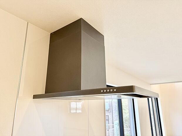 【レンジフード】■調理時の蒸気や匂いが換気扇に誘導され、効率的に排煙ができます。