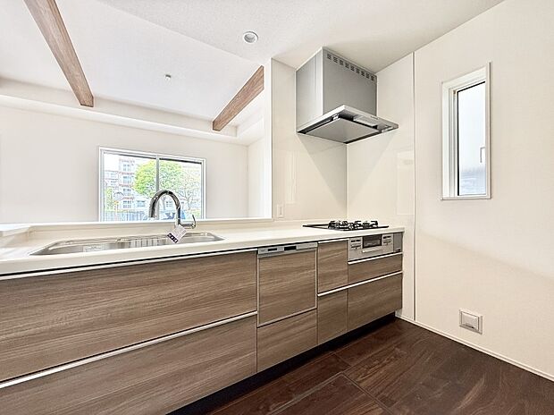 【ダイニングキッチン】広々としたキッチンスペースでお料理も楽しくなりますね！