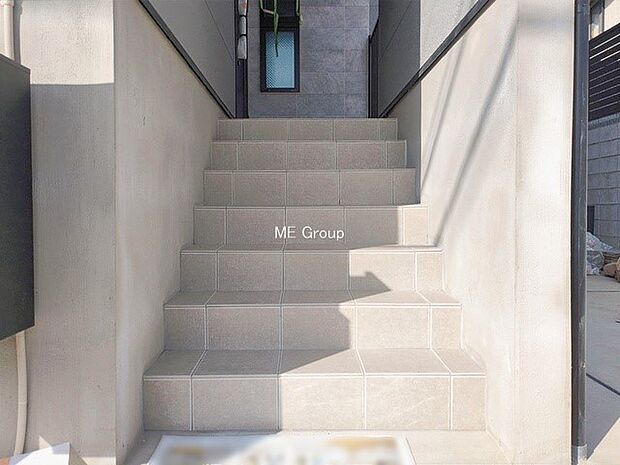 【玄関】■玄関アプローチは階段になっていてお子様の飛び出しも防げますね