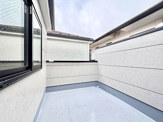 【バルコニー】お洗濯物がよく乾く陽当たり良好のバルコニーです！