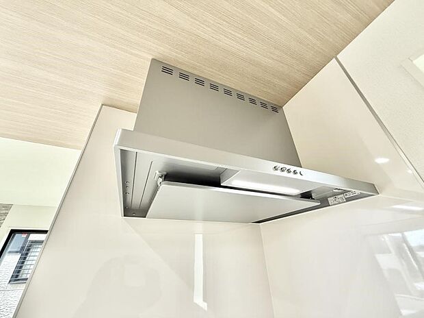 【レンジフード】■調理時の蒸気や匂いが換気扇に誘導され、効率的に排煙ができます。