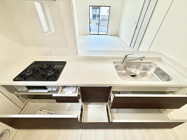 【キッチン】■収納力豊富なシステムキッチンです！