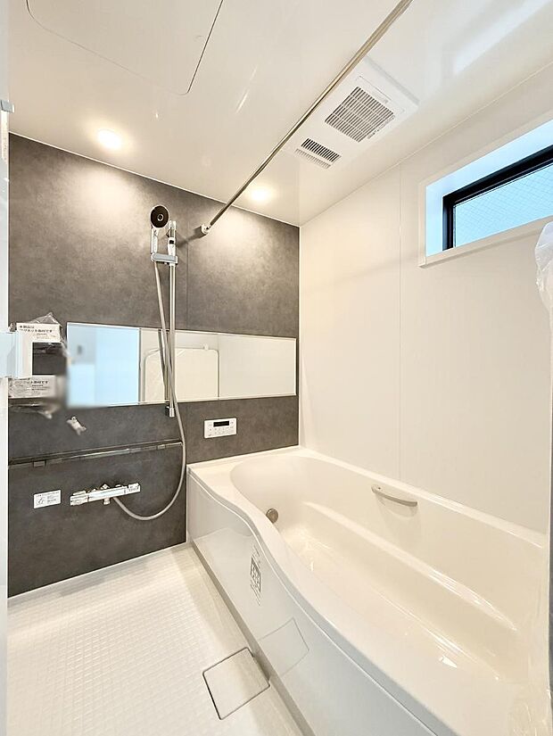 【浴室】落ち着いた色合いの壁面、ゆっくり、ゆったり寛げるバスルーム。  