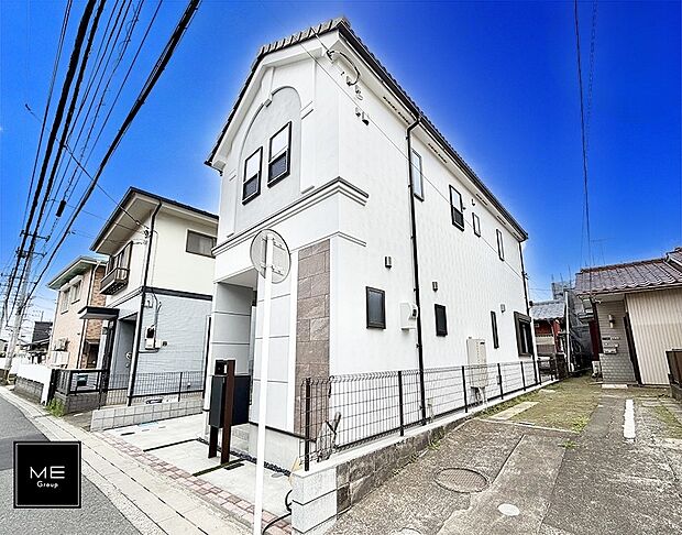 【現地外観写真】■白を基調とした、すっきりした外観デザインです  