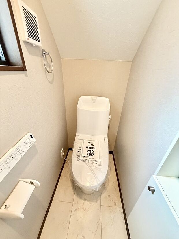 【トイレ】■窓付きで明るく清潔なトイレ