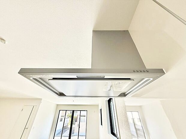 【レンジフード】■調理時の蒸気や匂いが換気扇に誘導され、効率的に排煙ができます。
