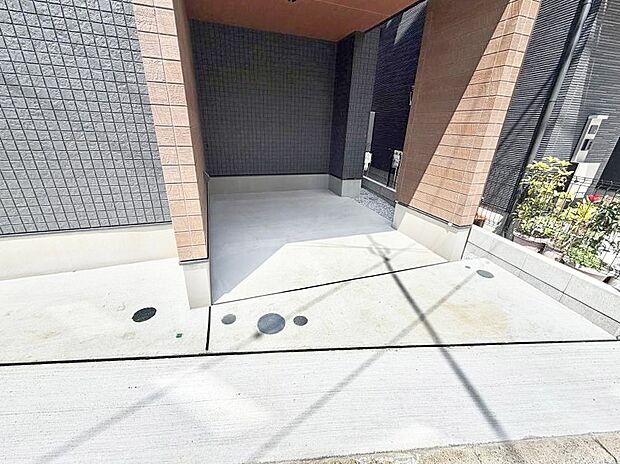 【駐車場】■ビルトイン車庫で雨にぬれる心配がありません  