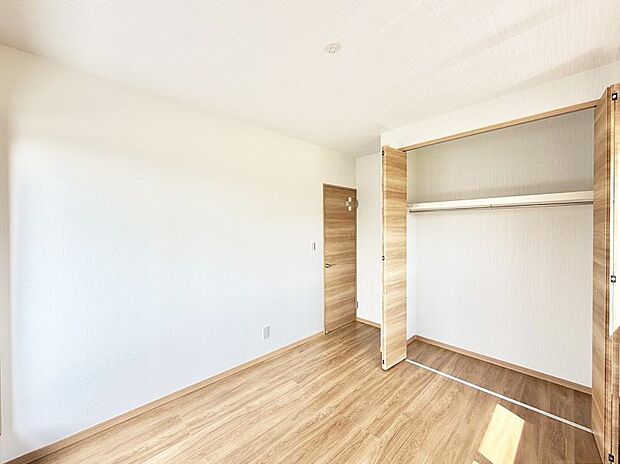 【リビング以外の居室】■清潔感あふれるお部屋で毎日を快適に過ごせます