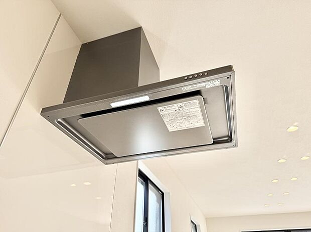 【レンジフード】■調理時の蒸気や匂いが換気扇に誘導され、効率的に排煙ができます。