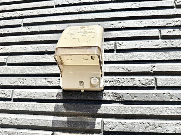 【屋外コンセント】■屋外に電源コンセントがあれば、高圧洗浄機で窓や外壁を掃除するなど便利です。