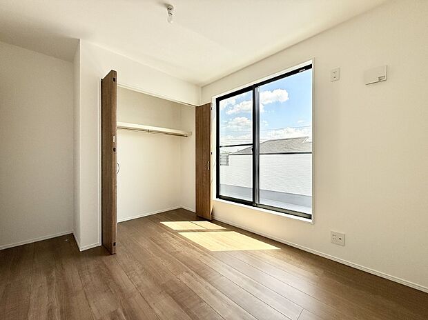 【洋室】大きな窓は開放感があり、明るさ通風バッチリです