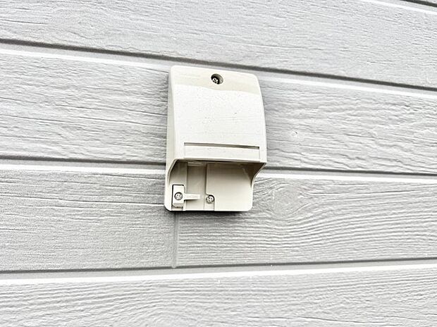 【屋外コンセント】■屋外に電源コンセントがあれば、高圧洗浄機で窓や外壁を掃除するなど便利です。