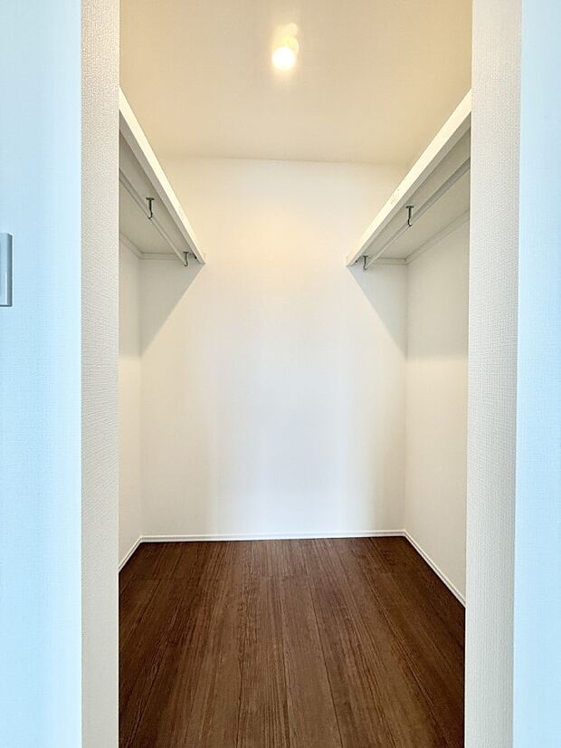 【その他内観】■WIC付きで衣類も荷物もまとめて収納