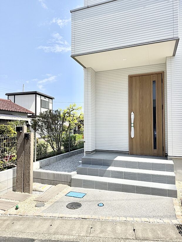【玄関】■ シンプルで美しく、住まいの第一印象を彩る玄関です