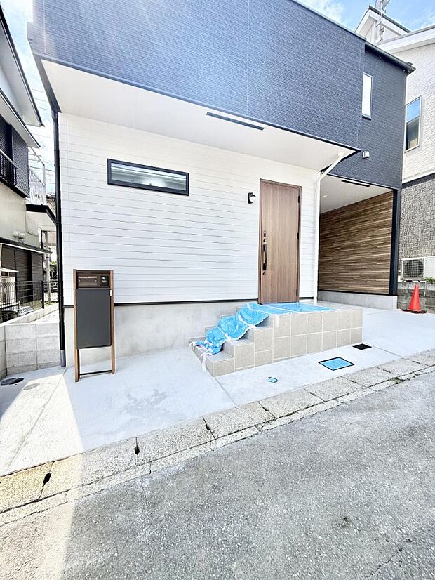 【玄関】■ 帰るたびにホッとする、安心感のある佇まい