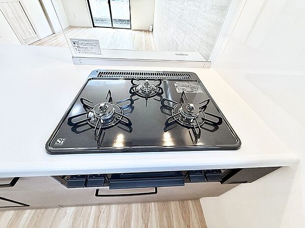 【3口ガスコンロ】■３口コンロのシステムキッチンで料理の手順もスムーズに
