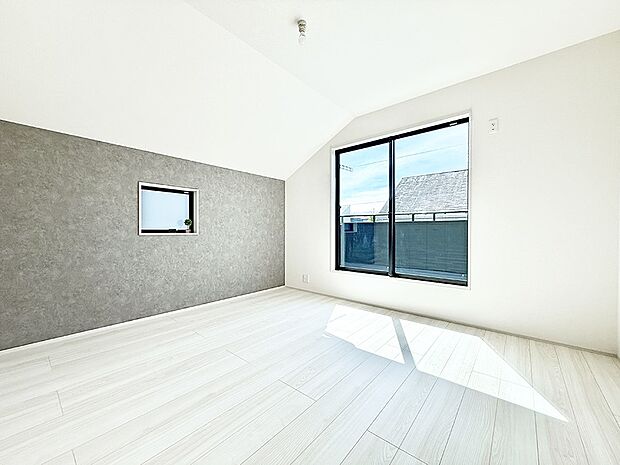 【リビング以外の居室】■落ち着いた色合いのお部屋で穏やかな時間を楽しめます