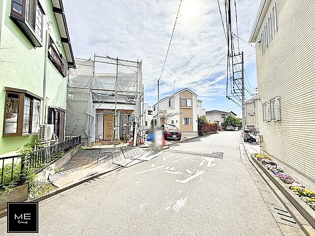 【前面道路含む現地写真】B号棟  ■暮らしを彩る充実した設備仕様が備わった住まい