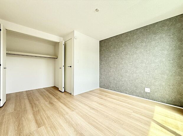 【洋室】1号棟  ■お洒落なアクセントクロスが、素敵なお部屋に換えます。  