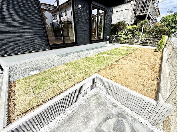 【庭】■季節の移ろいを感じられる、落ち着いた雰囲気の屋外空間
