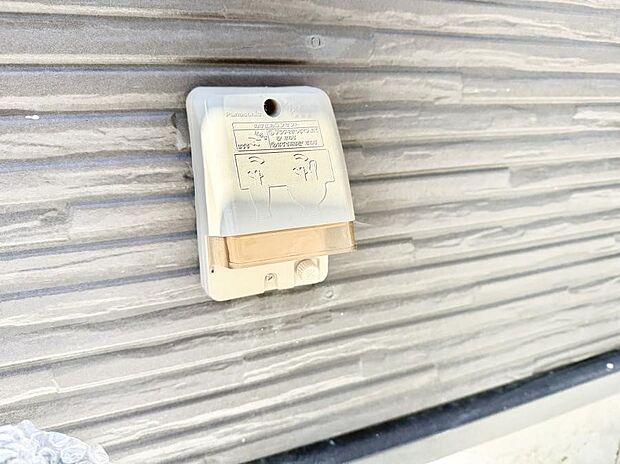 【屋外コンセント】■屋外に電源コンセントがあれば、高圧洗浄機で窓や外壁を掃除するなど便利です。