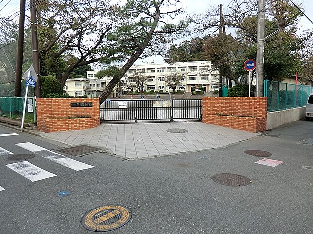 横浜市立釜利谷小学校(約720m・徒歩9分)