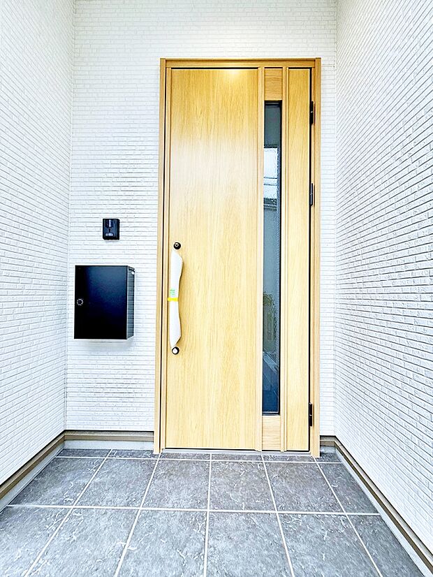 【玄関】1号棟  ■ 心地よい暮らしへとつながる、温かい玄関