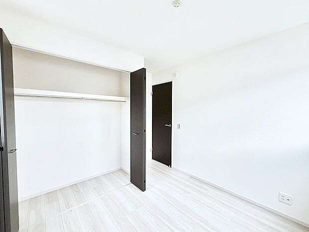 【リビング以外の居室】1号棟  ■落ち着いた色合いのお部屋で穏やかな時間を楽しめます