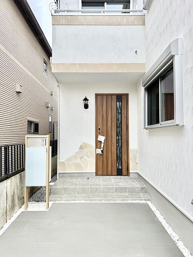 【玄関】1号棟 ■ 心地よい暮らしへとつながる、温かい玄関