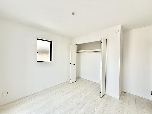 【リビング以外の居室】1号棟  ■落ち着いた色合いのお部屋で穏やかな時間を楽しめます