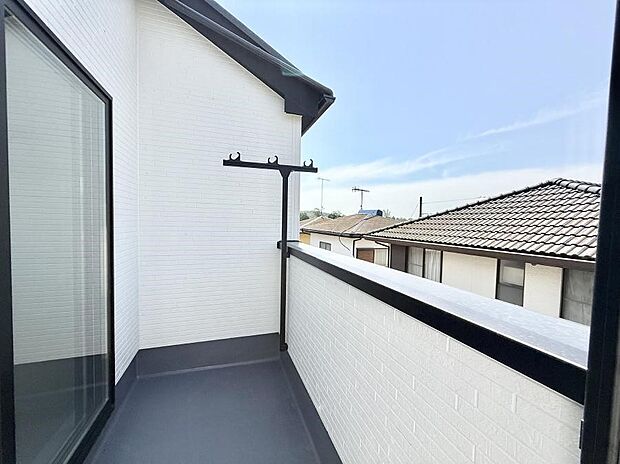 【バルコニー】1号棟  ■ 季節の移ろいを感じられる開放的な空間です