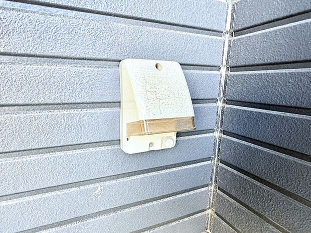 【屋外コンセント】■屋外に電源コンセントがあれば、高圧洗浄機で窓や外壁を掃除するなど便利です。