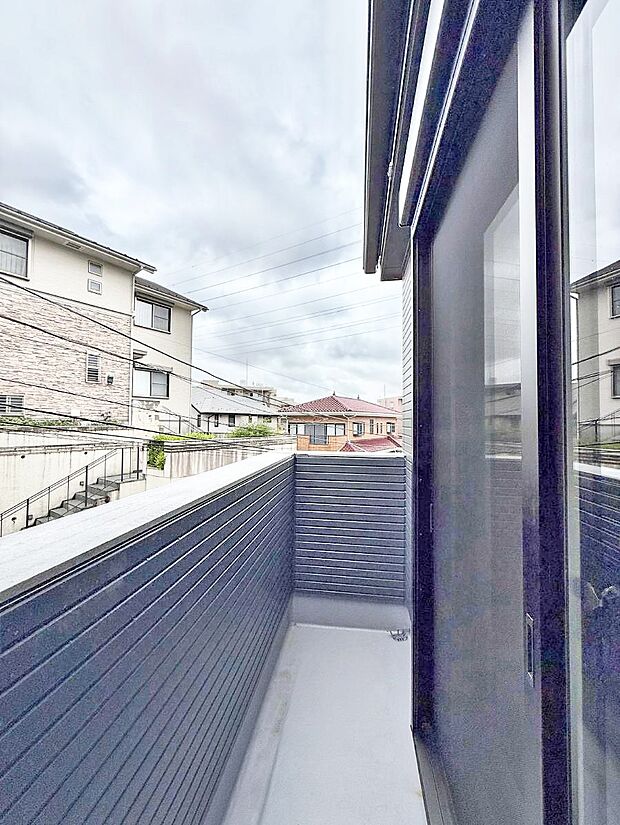 【バルコニー】1号棟  ■ 季節の移ろいを感じられる開放的な空間です