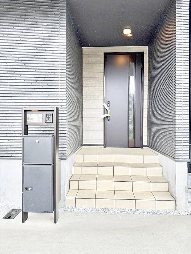 【玄関】1号棟 ■ シンプルで美しく、住まいの第一印象を彩る玄関です